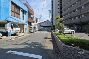敷地北側の前面道路(西側から)