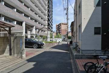 敷地南側の前面道路(西側から)