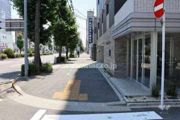 敷地東側の前面道路。片側三車線の幹線道路（環状線）です。