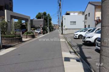 敷地北側の前面道路。公園と隣接した静かで住み良い居住環境です。