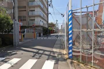 敷地西側の前面道路（南側から）