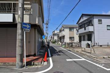 敷地北側の前面道路（東側から）