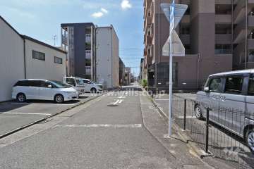 敷地東側の前面道路（北側から）