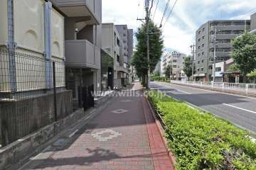 敷地北側は県道68号に面しています。