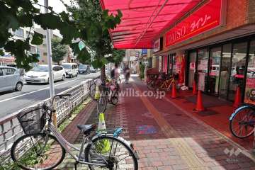 敷地北側の前面道路に面してテナントが入っています。