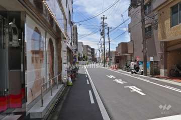 敷地東側の前面道路（北側から）