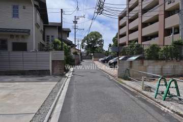 敷地南側の前面道路（東側から）