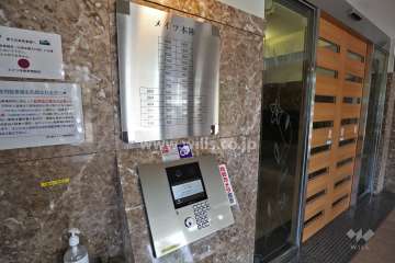 オートロックと案内板