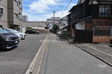 敷地西側の前面道路（北側から）