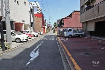 敷地西側の前面道路（南側から）