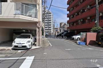 敷地西側の前面道路（南側から）