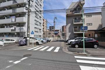 敷地東側の前面道路(南側から)