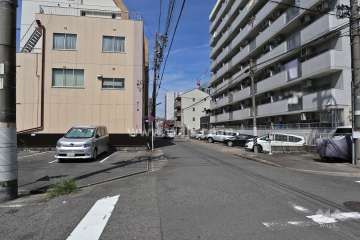 敷地南側の前面道路(東側から)