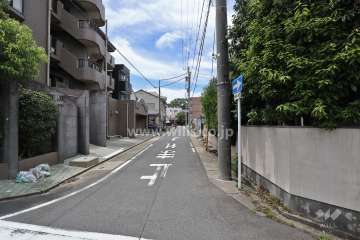 敷地北側の前面道路（東側から）