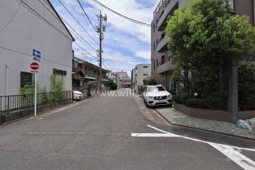 敷地東側の前面道路（北側から）