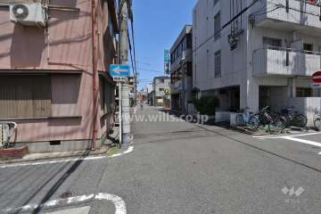 敷地西側の前面道路（南側から）