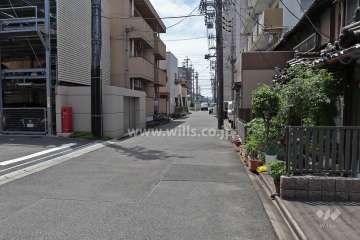 敷地北側の前面道路（東側から）