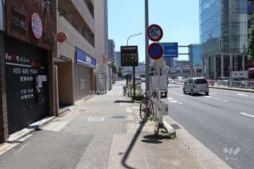 敷地南側は片側三車線の幹線道路（太閤通）です。