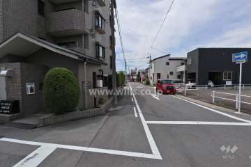 敷地西側の前面道路（北側から）
