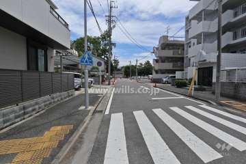 敷地北側の前面道路（西側から）