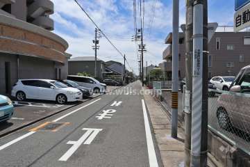 敷地北側の前面道路（東側から）
