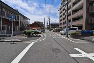敷地南側の前面道路（東側から）
