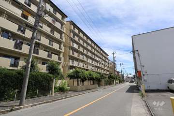 ライオンズマンション岩塚B棟の外観（南西側から）