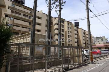 ライオンズマンション岩塚A棟とB棟の外観（北側から）敷地内は広く駐車場も多くあります。