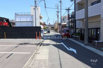 敷地西側の前面道路