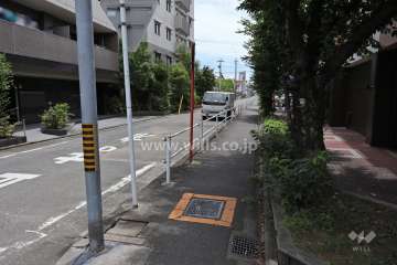 敷地西側の前面道路