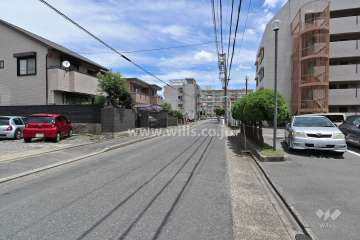 敷地北側の前面道路(西側から)