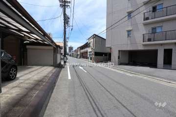 敷地西側の前面道路