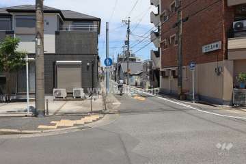 敷地西側の前面道路
