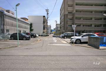 敷地東側の前面道路