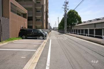 敷地西側の前面道路