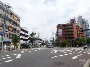 敷地の南側は大阪府道14号大阪高槻京都線に面しています。