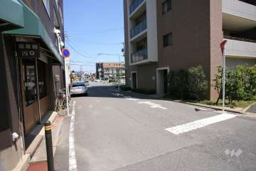 敷地西側の前面道路