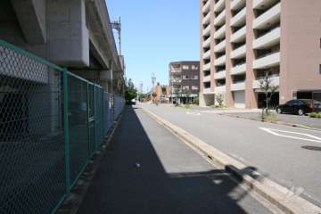 敷地南側の前面道路