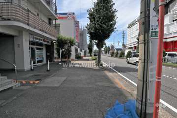 敷地西側は片側二車線の豊国通です。また地下には地下鉄東山線が通っています。