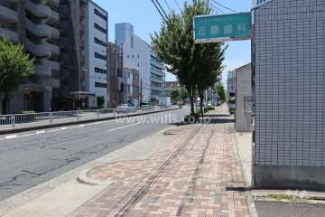 敷地北側は片側二車線の県道です。また『地下鉄東山線』も通っています。