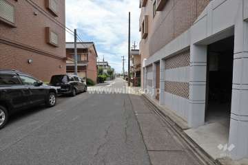 敷地東側の前面道路（北側から）