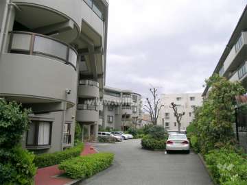 敷地入り口。建物はスキップフロア構造です。