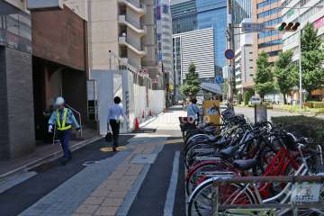 敷地西側の前面道路