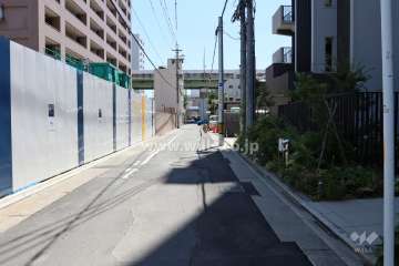 敷地北側の前面道路