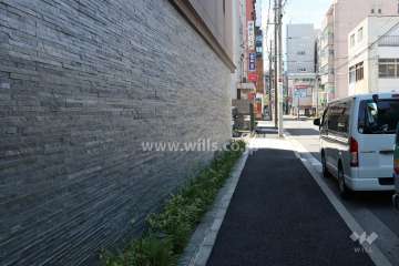 敷地西側の前面道路