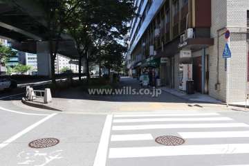 敷地西側の前面道路