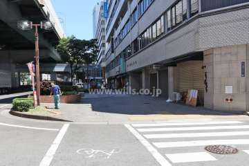 敷地西側の前面道路