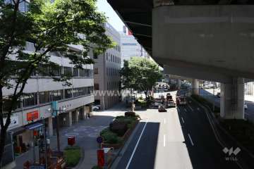 敷地西側の前面道路