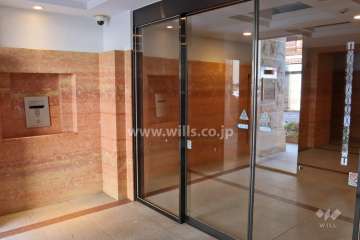 エントランスはオートロック付きです。