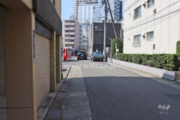 敷地西側の前面道路